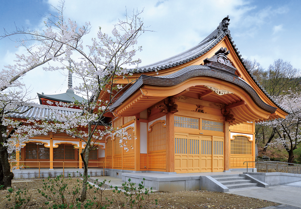 平成27年落慶の東納骨堂。善光寺平を一望する高台に位置する