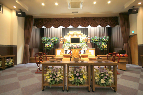 白木祭壇を常設。祭壇にも故人の人柄が表せるよう、遺族 の要望に応じて生花の種類や色を選んでくれる