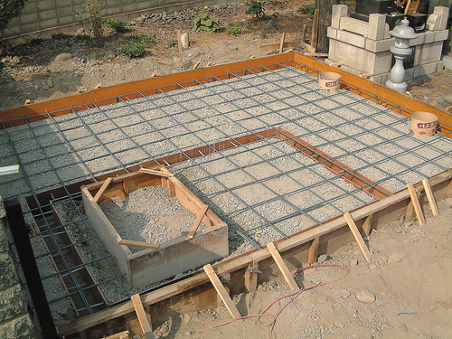 墓石設置工事はすべて耐震工法を用いるので安心。基礎は鉄筋コンクリートで施工